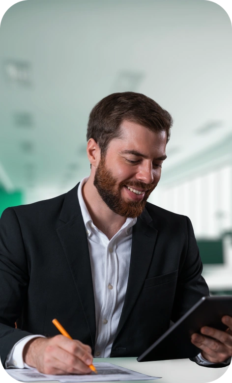 Ejecutivo sonriendo mientras conoce los beneficios de Mi Salario LAFISE